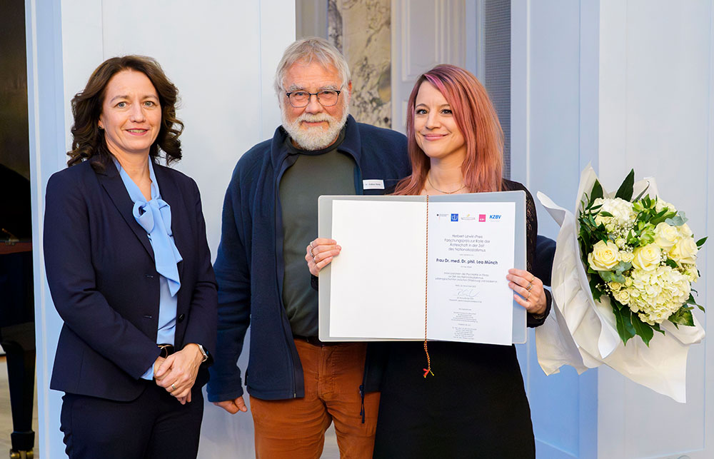 Verleihung des 10. Herbert-Lewin-Preis 2025 an Medizinhistoikerin Dr. med. Dr. phil. Lea Münch c BZÄKaxentis